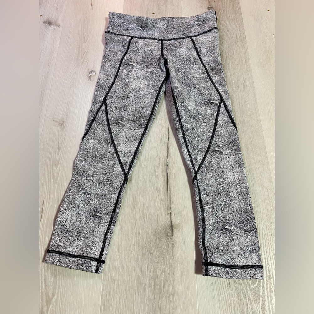 Vimmia Speckle Speed Crop in White/Black, estimated size XS/S